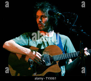 Il cantante Damien Rice esegue in concerto a Le Grand Rex di Parigi il 19 marzo 2007. (UPI foto/David Silpa) Foto Stock