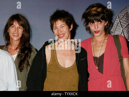 British attrice e cantante Jane Birkin (C) e le sue figlie Lou Doillon (R) e Charlotte Gainsbourg (L) arrivano per il francese premiere di Spiderman 3 al Grand Rex Theatre di Parigi il 27 aprile 2007. (UPI foto/David Silpa) Foto Stock