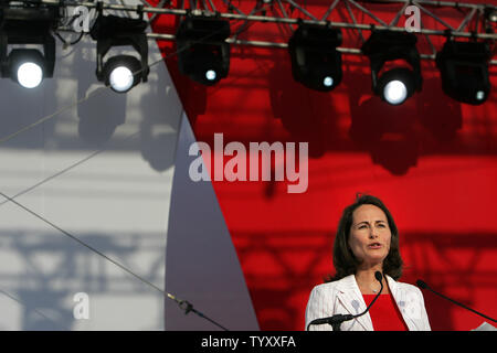 Socialista candidato presidenziale Segolene Royal parla ai tifosi nel corso di una campagna rally a Parigi il 1 maggio 2007. Royal ha messo in guardia contro il rischio di disordini se il suo rivale proprio-winger Nicolas Sarkozy vince le elezioni presidenziali nel fine settimana e mette in movimento cambiano con "brutalità."(UPI foto/Eco Clemente) Foto Stock