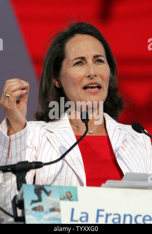 Socialista candidato presidenziale Segolene Royal parla ai tifosi nel corso di una campagna rally a Parigi il 1 maggio 2007. Royal ha messo in guardia contro il rischio di disordini se il suo rivale proprio-winger Nicolas Sarkozy vince le elezioni presidenziali nel fine settimana e mette in movimento cambiano con "brutalità."(UPI foto/Eco Clemente) Foto Stock