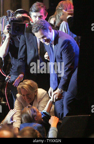 Sostenitori acclaim Francia il neo eletto presidente Nicolas Sarkozy a Parigi, 6 maggio 2007. Il candidato conservatore ha vinto la sua rivale socialista Segolene Royal. (UPI foto/Eco Clemente) Foto Stock