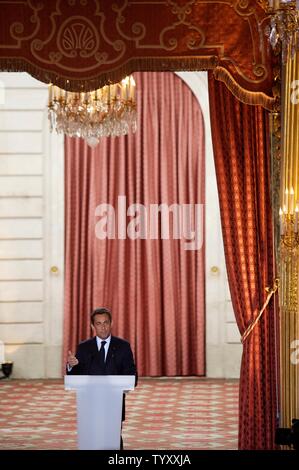 La Francia è di nuovo Presidente Nicolas Sarkozy offre il suo discorso durante la cerimonia di consegna con il Presidente Jacques Chirac a Elysee Palace a Parigi, 16 maggio 2007. (UPI foto/William Alix) Foto Stock