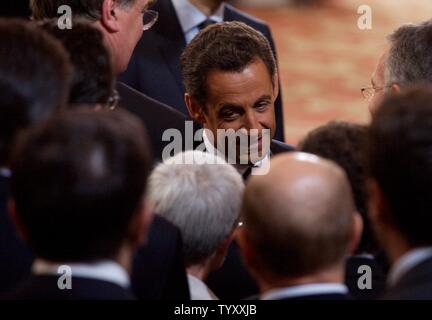 La Francia è di nuovo Presidente Nicolas Sarkozy parla con gli ospiti dopo la cerimonia di consegna con il Presidente Jacques Chirac a Elysee Palace a Parigi, 16 maggio 2007. (UPI foto/William Alix) Foto Stock