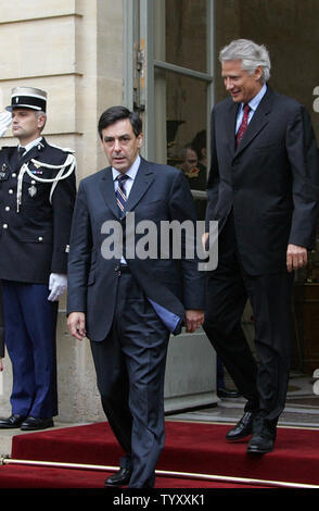 In Francia la premier uscente Dominique de Villepin (r) e il nuovo Primo Ministro Francois Fillon a piedi fuori di Matignon dopo i colloqui durante la cerimonia di passaggio a Parigi, giovedì 17 maggio, 2007. (UPI foto/Eco Clemente) Foto Stock