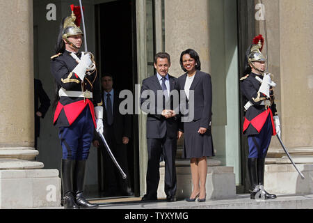 Il Presidente francese Nicolas Sarkozy (L) congeda U.S. Il segretario di Stato Condoleezza Rice come lei lascia il Elysee Palace a Parigi dopo il loro incontro ufficiale, Lunedì 25 Giugno, 2007. (UPI foto/Eco Clemente) Foto Stock