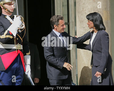 Il Presidente francese Nicolas Sarkozy (L) congeda U.S. Il segretario di Stato Condoleezza Rice come lei lascia il Elysee Palace a Parigi dopo il loro incontro ufficiale, Lunedì 25 Giugno, 2007. (UPI foto/Eco Clemente) Foto Stock