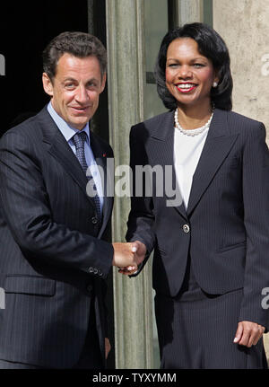 Il Presidente francese Nicolas Sarkozy (L) congeda U.S. Il segretario di Stato Condoleezza Rice come lei lascia il Elysee Palace a Parigi dopo il loro incontro ufficiale, Lunedì 25 Giugno, 2007. (UPI foto/Eco Clemente) Foto Stock