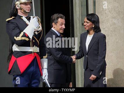 Il Presidente francese Nicolas Sarkozy (L) congeda U.S. Il segretario di Stato Condoleezza Rice come lei lascia il Elysee Palace a Parigi dopo il loro incontro ufficiale, Lunedì 25 Giugno, 2007. (UPI foto/Eco Clemente) Foto Stock