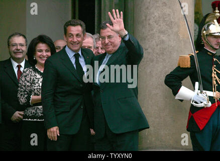 Il Presidente francese Nicolas Sarkozy dice addio al Primo Ministro libanese Fuad Siniora (R) dopo il loro pranzo presso il Elysee Palace a Parigi, 26 giugno 2007. Siniora la moglie, Huda Bsat (2 L) guarda a. (UPI foto/Eco Clemente) Foto Stock