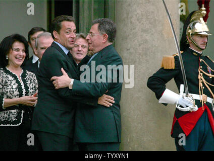 Il Presidente francese Nicolas Sarkozy dice addio al Primo Ministro libanese Fuad Siniora (R) dopo il loro pranzo presso il Elysee Palace a Parigi, 26 giugno 2007. Siniora la moglie, Huda Bsat (L) guarda a. (UPI foto/Eco Clemente) Foto Stock