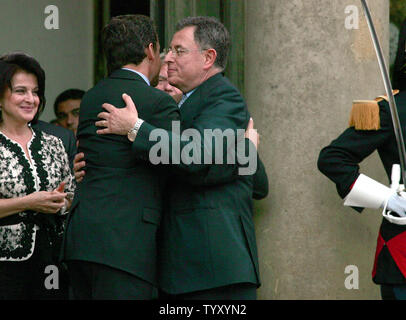 Il Presidente francese Nicolas Sarkozy dice addio al Primo Ministro libanese Fuad Siniora (R) dopo il loro pranzo presso il Elysee Palace a Parigi, 26 giugno 2007. Siniora la moglie, Huda Bsat (L) guarda a. (UPI foto/Eco Clemente) Foto Stock