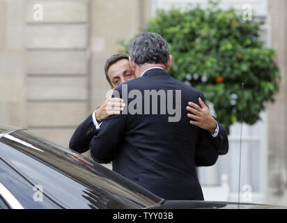 Il Presidente francese Nicolas Sarkozy si congeda il Premier britannico Gordon Brown (retro) come egli lascia il Elysee Palace a Parigi, venerdì 20 luglio, 2007. I due leader politici si sono detti pronti a fare una visita congiunta in Darfur a spingere per la pace in crisi la regione sudanese. (UPI foto/Eco Clemente) Foto Stock