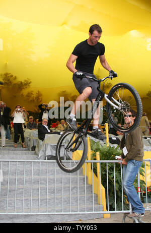 Prova francese mountain bike campione del mondo Marc Ursini esegue uno stunt lungo gli Champs Elysees prima della fase finale del Tour de France a Parigi il 29 luglio 2007. (UPI Photo/ David Silpa) Foto Stock