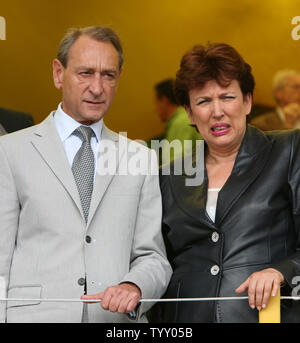 Il sindaco di Parigi Bertrand Delanoe (L) e il Ministro francese della salute, della Gioventù e dello Sport Roselyne Bachelot attendere la conclusione della fase finale del Tour de France a Parigi il 29 luglio 2007. Questo anno il tour è stato vinto dal pilota spagnolo Alberto Contador di Discovery Channel team. (UPI foto/David Silpa) Foto Stock