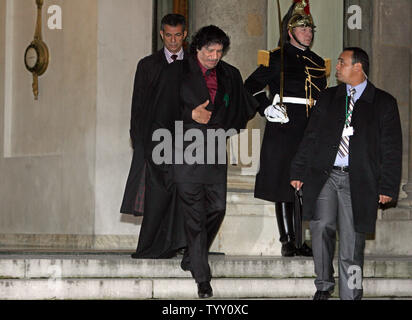 Il leader libico Moammar Gadhafi lascia l'Elysee Palace a Parigi, 12 dicembre 2007, dopo il suo secondo incontro con il presidente francese Nicolas Sarkozy. I due leader si sono incontrati oggi per nuove discussioni, dopo i due contraddetto ogni altro sul delicato tema dei diritti dell'uomo. (UPI foto/Eco Clemente) Foto Stock