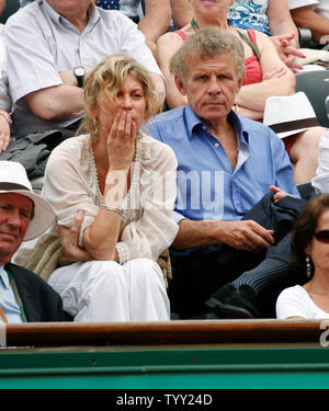 Il francese il presentatore TV Patrick Poivre d'Arvor (R) e valutazione guarda il quarto round match tra Novak Djokovic di Serbia e il francesino Paul-Henri Mathieu al French Open di tennis a Parigi il 1 giugno 2008. Il terzo-seeded Djokovic sconfitto Mathieu in retta fissa 6-4, 6-3, 6-4. (UPI Photo/ David Silpa) Foto Stock