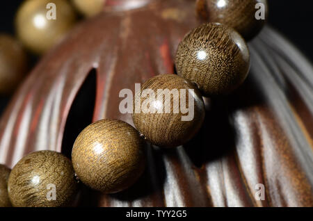 Ombroso bosco di seta oro Namu Buddha perle stringa a mano Foto Stock