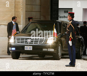 La limousine presidenziale arriva all'Elysee Palace prima di un incontro tra il Presidente francese Nicolas Sarkozy e U.S. Il presidente George Bush a Parigi il 13 giugno 2008. Come parte del suo congedo Europe tour, Bush sta tenendo colloqui con il presidente Sarkozy in Francia si prepara a prendere nel corso del semestre di presidenza dell Unione Europea. (UPI Photo/ David Silpa) Foto Stock