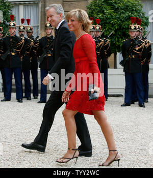 Imprenditore francese Bernard Arnault e sua moglie Helene Mercier arrivano all'Elysee Palace prima di un incontro tra il Presidente francese Nicolas Sarkozy e U.S. Il Presidente George W Bush a Parigi il 13 giugno 2008. Come parte del suo congedo Europe tour, Bush sta tenendo colloqui con il presidente Sarkozy in Francia si prepara a prendere nel corso del semestre di presidenza dell Unione Europea. (UPI Photo/ David Silpa) Foto Stock