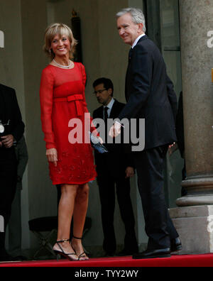 Imprenditore francese Bernard Arnault e sua moglie Helene Mercier arrivano all'Elysee Palace prima di un incontro tra il Presidente francese Nicolas Sarkozy e U.S. Il Presidente George W Bush a Parigi il 13 giugno 2008. Come parte del suo congedo Europe tour, Bush sta tenendo colloqui con il presidente Sarkozy in Francia si prepara a prendere nel corso del semestre di presidenza dell Unione Europea. (UPI Photo/ David Silpa) Foto Stock