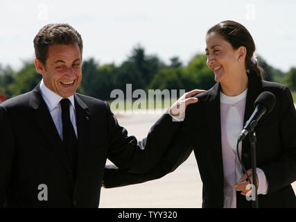 Il Presidente francese Nicolas Sarkozy accoglie ex ostaggio Ingrid Betancourt durante la sua cerimonia di arrivo al Villacoublay base militare vicino a Parigi il 4 luglio 2008. Betancourt, che contiene sia il francese sia la cittadinanza colombiana, è stato liberato il 2 luglio dai ribelli in Columbia dopo sei anni di prigionia. (UPI Photo/ David Silpa) Foto Stock