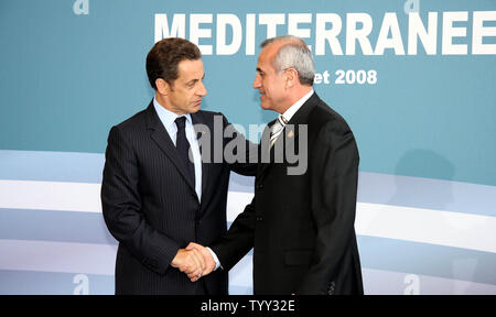 Il Libano ha recentemente eletto Presidente Michel Suleiman (R) è accolto dal Presidente francese Nicolas Sarkozy durante il vertice del Mediterraneo a Parigi il 13 luglio 2008. Quaranta tre nazioni del Mediterraneo, tra cui Israele e gli Stati arabi, sono presenti al summit; uno dei principali argomenti in discussione è quello di creare un'arma di distruzione di massa nella zona franca nel Mediterraneo. (UPI foto/Dalati & Nohra) Foto Stock