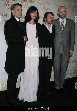 (Da l a r) attore Daniel Craig, attrice Olga Kurylenko, attore Matheiu Amalric e direttore Marc Forster arrivare al francese premiere del nuovo film di James Bond film 'Quantum of Solace' a Parigi il 30 ottobre 2008. (UPI foto/David Silpa) Foto Stock
