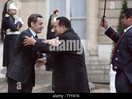 Il Presidente francese Nicolas Sarkozy (L) saluta il suo omologo egiziano Hosni Mubarak, all'arrivo all'Elysee Palace a Parigi, 9 febbraio 2009.I due leader hanno svolto colloqui sul Medio Oriente le iniziative di pace. (UPI foto/Eco Clemente) Foto Stock