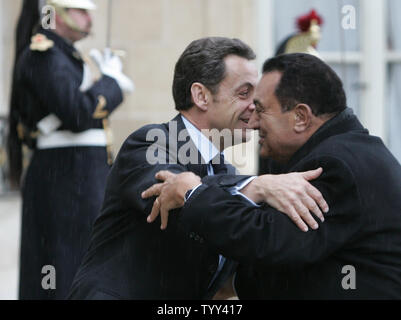 Il Presidente francese Nicolas Sarkozy (L) abbraccia il suo omologo egiziano Hosni Mubarak, all'arrivo all'Elysee Palace a Parigi, 9 febbraio 2009.I due leader hanno svolto colloqui sul Medio Oriente le iniziative di pace. (UPI foto/Eco Clemente) Foto Stock