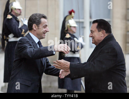 Il Presidente francese Nicolas Sarkozy (L) saluta il suo omologo egiziano Hosni Mubarak, all'arrivo all'Elysee Palace a Parigi, 9 febbraio 2009.I due leader hanno svolto colloqui sul Medio Oriente le iniziative di pace. (UPI foto/Eco Clemente) Foto Stock