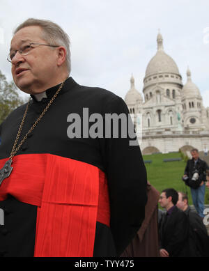 Arcivescovo di Parigi Monseigneur André Vingt-Trois arriva alla Basilica del Sacre Coeur prima dell' inizio della 'Station della croce' processione del Venerdì Santo e nella zona di Montmartre di Parigi il 10 aprile 2009. Il rituale che simbolicamente rappresenta le ultime ore della vita di Gesù Cristo. (UPI Photo/ David Silpa) Foto Stock