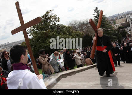 Arcivescovo di Parigi Monseigneur André Vingt-Trois (R) conduce una processione presso la Basilica del Sacre Coeur durante il 'Station della croce' Buon Venerdì rituale e nella zona di Montmartre di Parigi il 10 aprile 2009. Il rituale che simbolicamente rappresenta le ultime ore della vita di Gesù Cristo. (UPI Photo/ David Silpa) Foto Stock