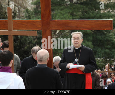 Arcivescovo di Parigi Monseigneur André Vingt-Trois conduce una processione presso la Basilica del Sacre Coeur durante il 'Station della croce' Buon Venerdì rituale e nella zona di Montmartre di Parigi il 10 aprile 2009. Il rituale che simbolicamente rappresenta le ultime ore della vita di Gesù Cristo. (UPI Photo/ David Silpa) Foto Stock