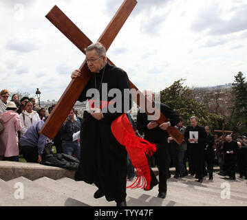 Arcivescovo di Parigi Monseigneur André Vingt-Trois conduce una processione presso la Basilica del Sacre Coeur durante il 'Station della croce' Buon Venerdì rituale e nella zona di Montmartre di Parigi il 10 aprile 2009. Il rituale che simbolicamente rappresenta le ultime ore della vita di Gesù Cristo. (UPI Photo/ David Silpa) Foto Stock