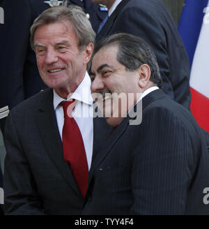 Iraqi Ministro degli esteri Hoshyar Zebari (R) è salutato dal francese Ministro degli Esteri Bernard Kouchner al Elysee Palace a Parigi il 4 maggio 2009. I colloqui tra i leader dovrebbero includere armamento delle forze irachene, investimenti, costruzione, di commercio e di cooperazione educativa tra entrambi i paesi. (UPI Photo/ David Silpa) Foto Stock