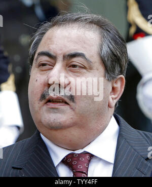 Iraqi Ministro degli esteri Hoshyar Zebari arriva all'Elysee Palace prima di un incontro con il presidente francese Nicolas Sarkozy a Parigi il 4 maggio 2009. I colloqui tra i leader dovrebbero includere armamento delle forze irachene, investimenti, costruzione, di commercio e di cooperazione educativa tra entrambi i paesi. (UPI Photo/ David Silpa) Foto Stock