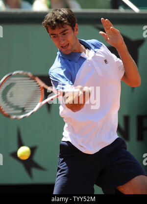 Marin CILIC di Croazia colpisce la palla contro il terzo seminate Andy Murray di Gran Bretagna durante il loro quarto round match di tennis francese aperto a Roland Garros , nei pressi di Parigi, 31 maggio 2009. Murray ha vinto 7-5, 7-6, 6-1. (UPI foto/Eco Clemente) Foto Stock