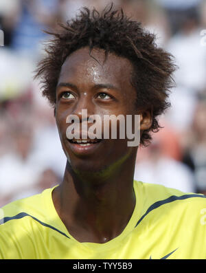 Il francese Gael Monfils pause durante il suo aperto francese quarterfinal match contro Roger Federer al Roland Garros di Parigi il 3 giugno 2009. Federer sconfitto Monfils 7-6, 6-2, 6-4. (UPI Photo/ David Silpa) Foto Stock