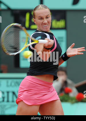 Svetlana Kuznetsova della Russia restituisce la sfera al connazionale Dinara Safina durante la loro partita finale del French Open di tennis al Roland Garros, nei pressi di Parigi, 6 giugno 2009. Kuznetsova ha vinto 6-4, 6-2. (UPI foto/Eco Clemente) Foto Stock