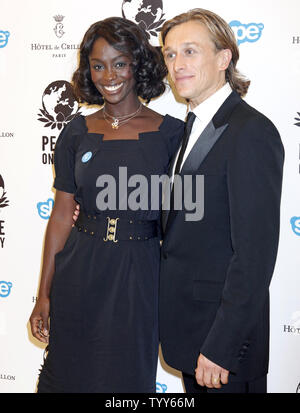 L'attrice Aissa Maiga e pace un giorno fondatore Jeremy Gilley arrivano a un photocall prima la pace un giorno decimo anniversario con un concerto presso la Grand Rex Theatre di Parigi il 19 settembre 2009. La pace un giorno una organizzazione non-profit, organizza il concerto annualmente in coincidenza con la Giornata internazionale delle Nazioni Unite di pace ogni settembre 21. UPI foto/David Silpa Foto Stock