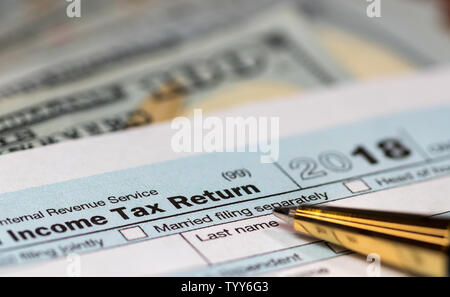 Imposta sul reddito federale return form con la penna e il denaro sul documento Foto Stock