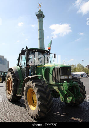 Il francese coltivatori di grano guidare i loro trattori attraverso la Place de la Bastille durante una manifestazione di protesta a Parigi il 27 aprile 2010. La dimostrazione, per protestare contro il calo di fatturato e la richiesta di un ritorno a una maggiore regolamentazione UE dei loro mercati, ha portato il traffico di Parigi a un arresto in varie parti della citta'. UPI/David Silpa Foto Stock