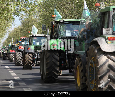 Il francese coltivatori di grano guidare i loro trattori verso Place de la Republique durante una manifestazione di protesta a Parigi il 27 aprile 2010. La dimostrazione, per protestare contro il calo di fatturato e la richiesta di un ritorno a una maggiore regolamentazione UE dei loro mercati, ha portato il traffico di Parigi a un arresto in varie parti della citta'. UPI/David Silpa Foto Stock