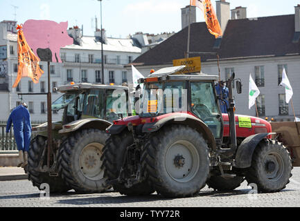 Il francese coltivatori di grano guidare i loro trattori attraverso la Place de la Bastille durante una manifestazione di protesta a Parigi il 27 aprile 2010. La dimostrazione, per protestare contro il calo di fatturato e la richiesta di un ritorno a una maggiore regolamentazione UE dei loro mercati, ha portato il traffico di Parigi a un arresto in varie parti della citta'. UPI/David Silpa Foto Stock