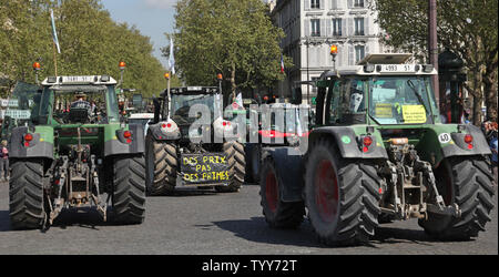 Il francese coltivatori di grano guidare i loro trattori attraverso la Place de la Bastille durante una manifestazione di protesta a Parigi il 27 aprile 2010. La dimostrazione, per protestare contro il calo di fatturato e la richiesta di un ritorno a una maggiore regolamentazione UE dei loro mercati, ha portato il traffico di Parigi a un arresto in varie parti della citta'. UPI/David Silpa Foto Stock