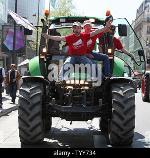 Il francese coltivatori di grano guidare i loro trattori attraverso la Place de la Bastille durante una manifestazione di protesta a Parigi il 27 aprile 2010. La dimostrazione, per protestare contro il calo di fatturato e la richiesta di un ritorno a una maggiore regolamentazione UE dei loro mercati, ha portato il traffico di Parigi a un arresto in varie parti della citta'. UPI/David Silpa Foto Stock