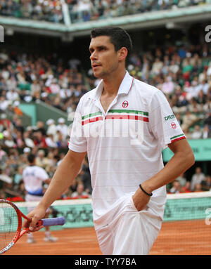 Il rumeno Victor HANESCU pause tra punti durante il suo aperto francese di terzo round match contro il serbo Novak Djokovic al Roland Garros di Parigi il 29 maggio 2010. Djokovic sconfitto Hanescu 6-3, 3-6, 6-3, 6-2. UPI/David Silpa Foto Stock