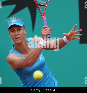 Russo Elena Dementieva colpisce un colpo durante il suo aperto francese di quarto round match contro Chanelle Scheepers del Sud Africa al Roland Garros di Parigi il 30 maggio 2010. Dementieva sconfitto Scheepers 6-1, 6-3. UPI/David Silpa Foto Stock
