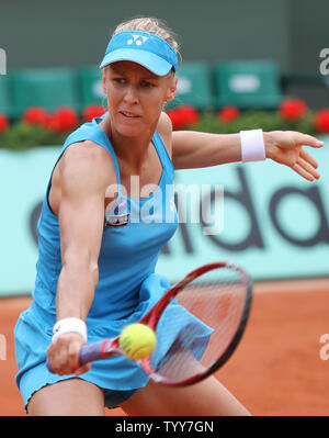 Russo Elena Dementieva colpisce un colpo durante il suo aperto francese di quarto round match contro Chanelle Scheepers del Sud Africa al Roland Garros di Parigi il 30 maggio 2010. Dementieva sconfitto Scheepers 6-1, 6-3. UPI/David Silpa Foto Stock