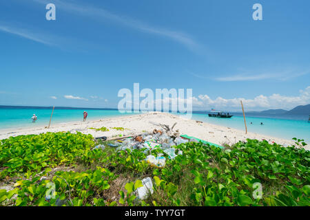 Isola di SIBUAN BORNEO - 11 maggio 2019; pila di uso singole bottiglie in plastica inquinamento e altri su altrimenti incontaminata isola tropicale Foto Stock